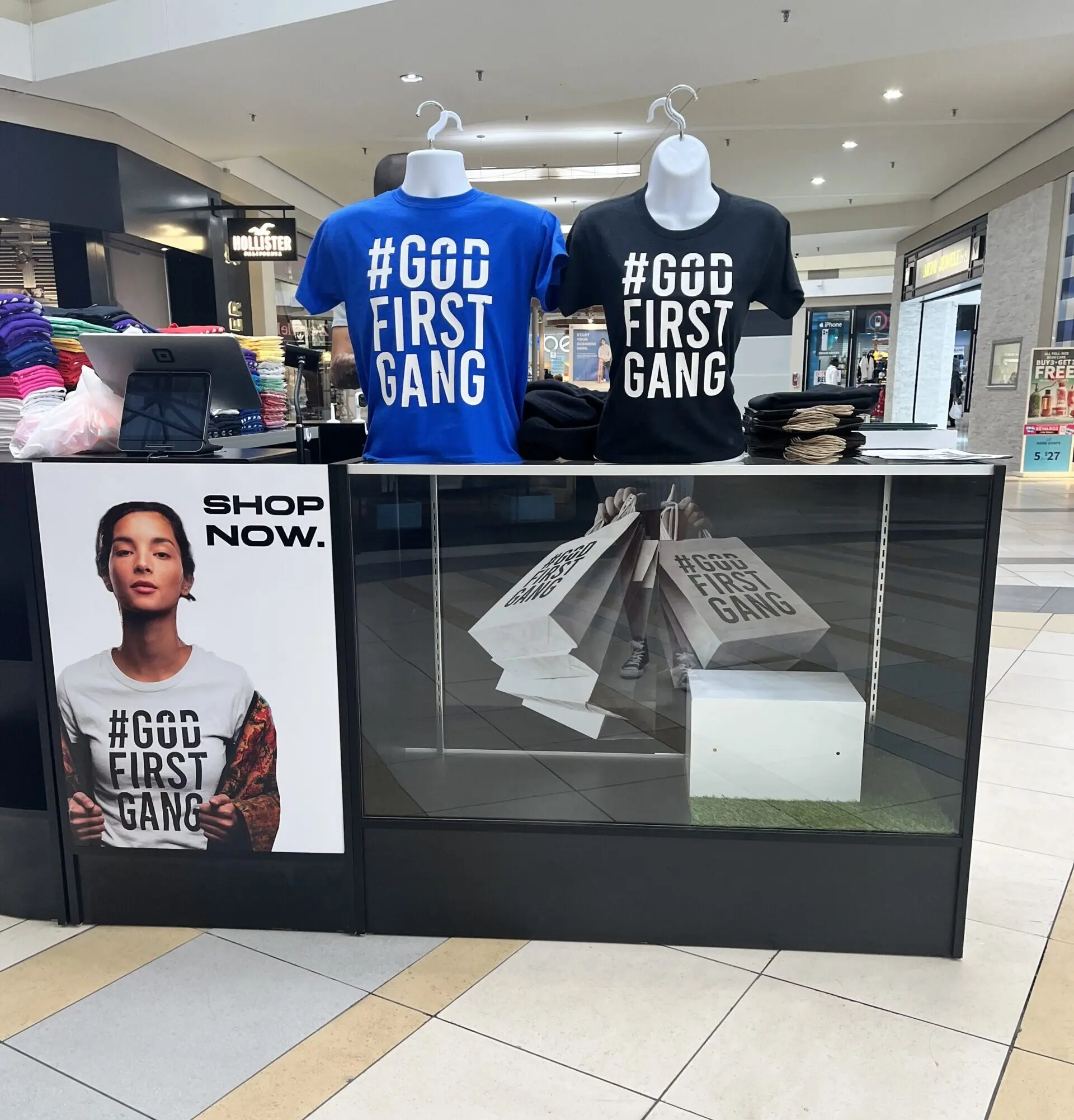 The Art Of Branding - Vinyl Wrapping Mall Interiors & Kiosks